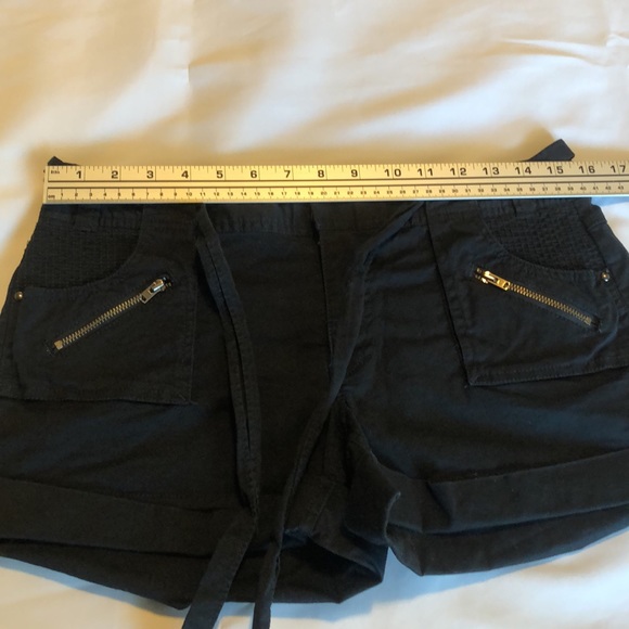 Womens size 6 black Express cuffed Shorts with front pockets - Picture 4 of 10
